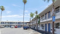 Motel 6 Bakersfield, CA - Central