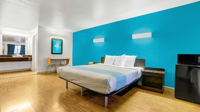 1 KING BED | NON-SMOKING