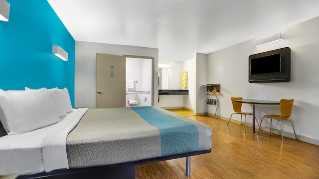 1 KING BED | MOBILITY ACCESSIBLE TUB, NSMK