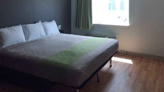 1 King Bed | Non-Smoking, Kitchen