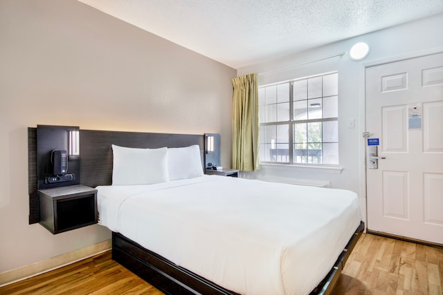 1 Queen Bed | Micfridge, Smoking