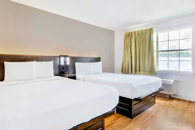 2 Full Beds | ADA/Tub