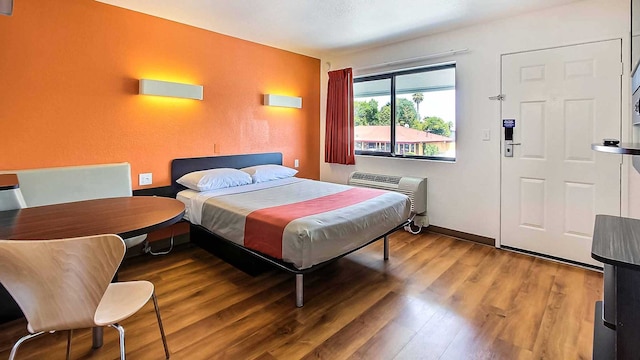 1 Queen Bed | Micfridge