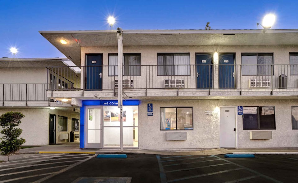 Motel 6 Bakersfield, CA - South,  Bakersfield, CA, Bakersfield