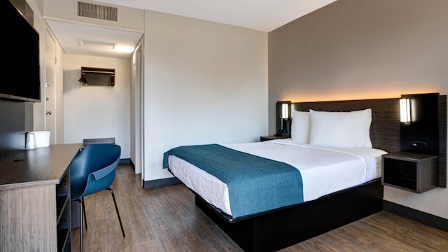 1 Queen Bed | Smoking