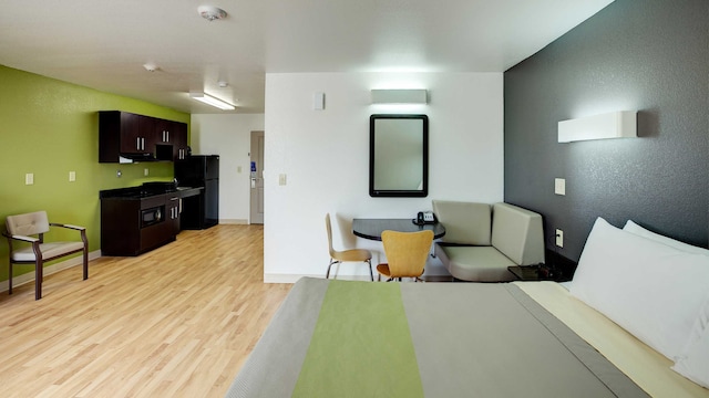 1 KING BED | NON-SMOKING