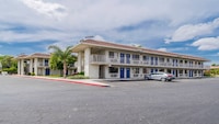 Motel 6 Bakersfield, CA - Airport