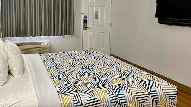 1 King Bed | Smoking