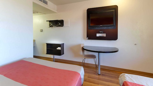 2 Full Beds | Micfridge, Smoking