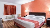 Motel 6 Naperville, IL