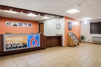 Motel 6 Naperville, IL
