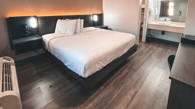 1 King Bed | Non-Smoking, Kitchen