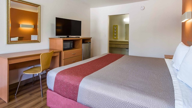 1 King Bed | Non-Smoking, Micfridge