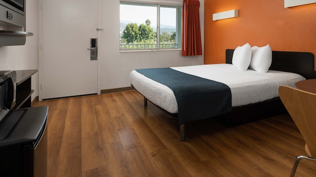 1 Queen Bed | Micfridge