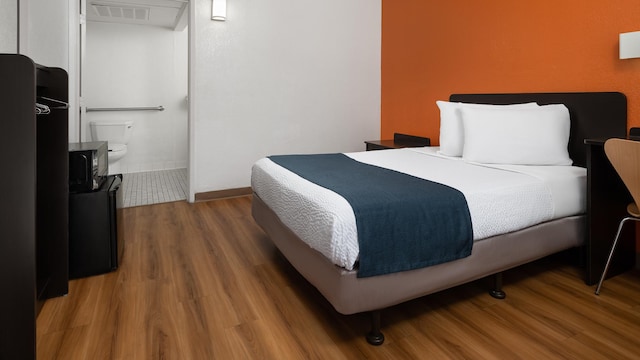 1 Queen Bed | ADA/RI Shower/Micfridge