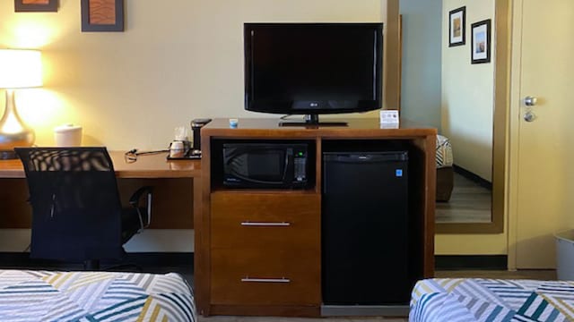 2 Full Beds | Suite, Non-Smoking, Micfridge