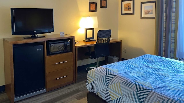 1 Queen Bed | Mob Acc RI Shwr Nsmk Micfridg