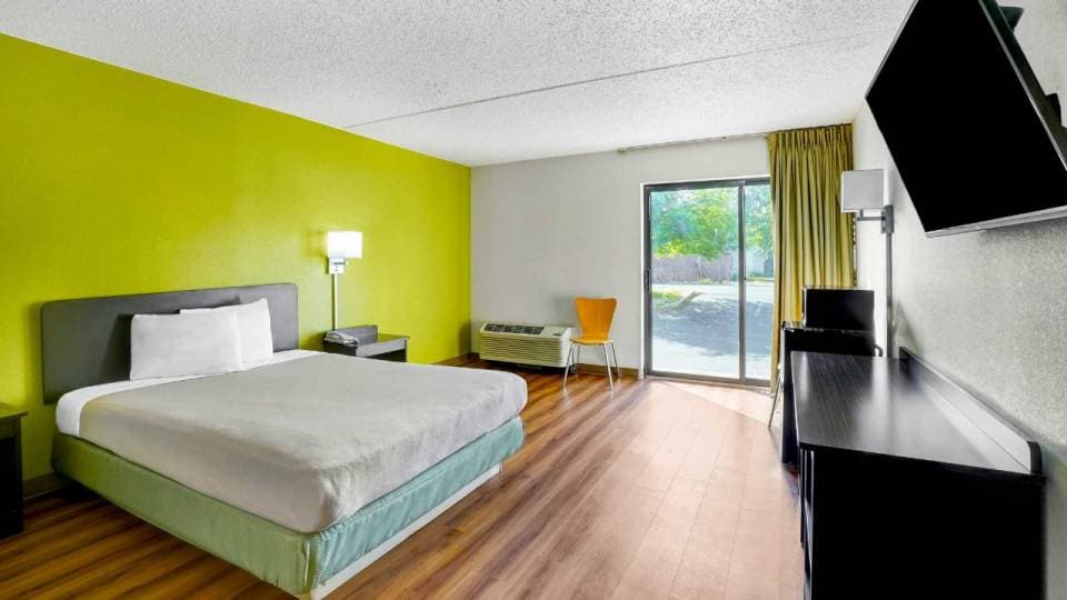 1 King Bed | Non-Smoking, Micfridge