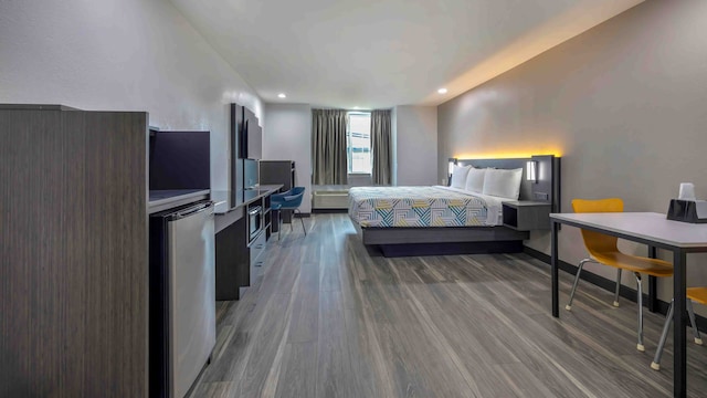 1 King Bed | Mob Acc Tub Ste Nsmk Micfridg