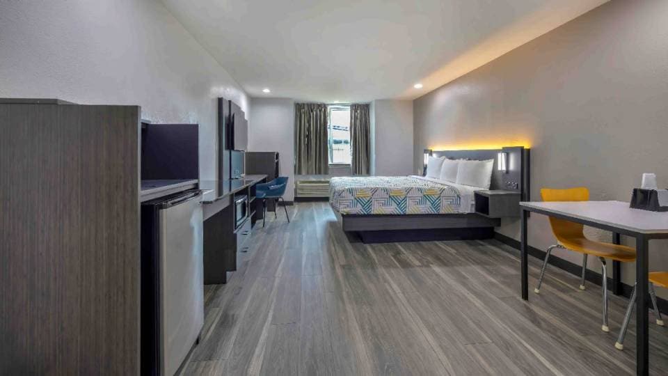 1 King Bed | Mob Acc Tub Ste Nsmk Micfridg