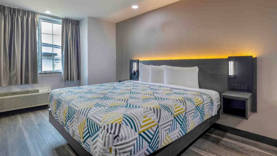 1 King Bed | Non-Smoking