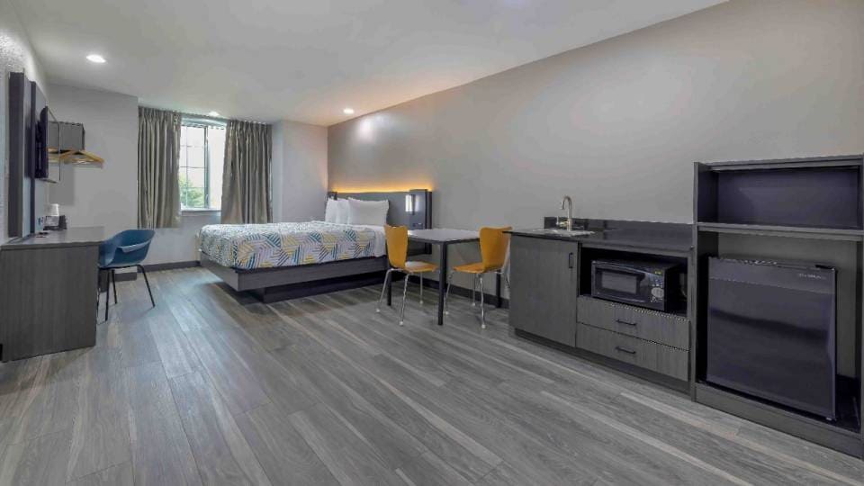 1 King Bed | Suite, Smoking, Wet Bar
