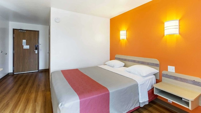 1 King Bed | Non-Smoking, Micfridge