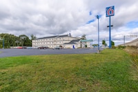 Motel 6 Baraboo, WI - Lake Delton