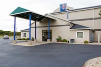 Motel 6 Baraboo, WI - Lake Delton