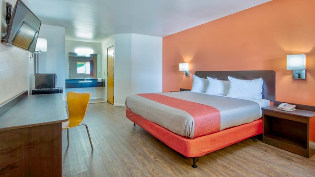 1 King Bed | Non-Smoking