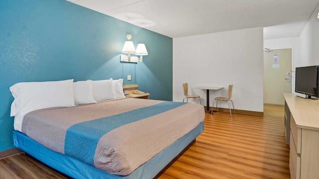 1 King Bed | Non-Smoking, Micfridge