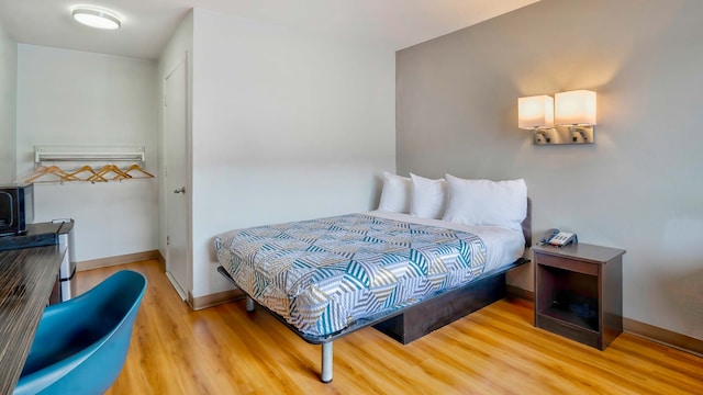 1 Queen Bed | Mob Acc RI Shwr Nsmk Micfridg