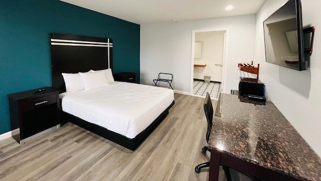 1 Queen Bed | Mob Acc RI Shwr Nsmk Micfridg