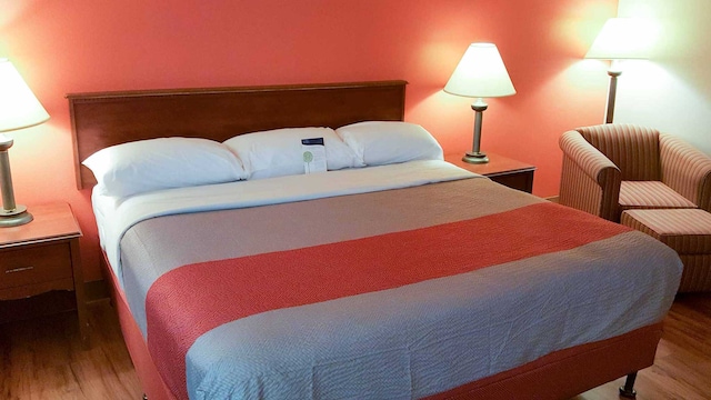 1 King Bed | Non-Smoking