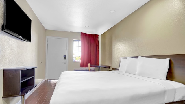 1 King Bed | Non-Smoking