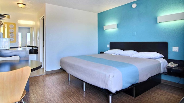 1 King Bed | Non-Smoking, Micfridge