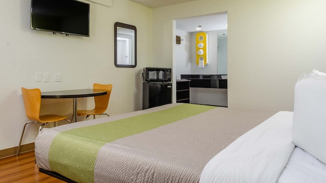 1 King Bed | Non-Smoking, Micfridge