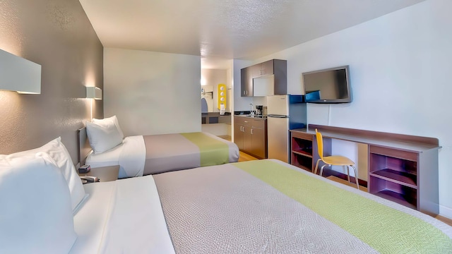 2 Queen Beds | Smoking, Kitchen