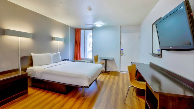 1 Queen Bed | Mobil Access Tub Smk Kitchen