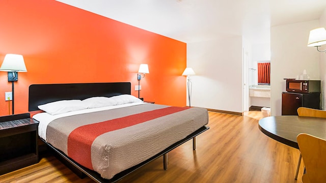 1 King Bed | Mobil Access Tub Nsmk Micfridg