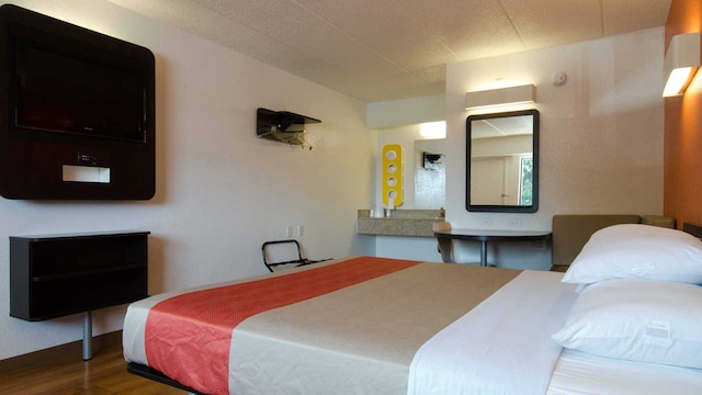 1 King Bed | Non-Smoking, Micfridge