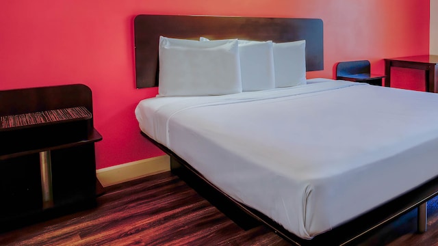 1 King Bed | Mobility Accessible Tub, Nsmk