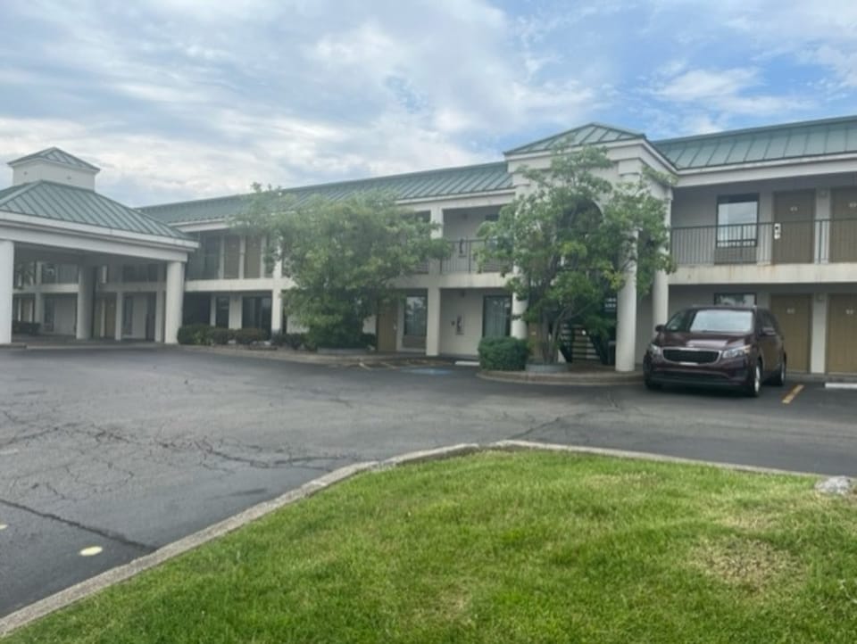 Studio 6 Suites Louisville, KY - Airport Expo Center, C40202, Louisville