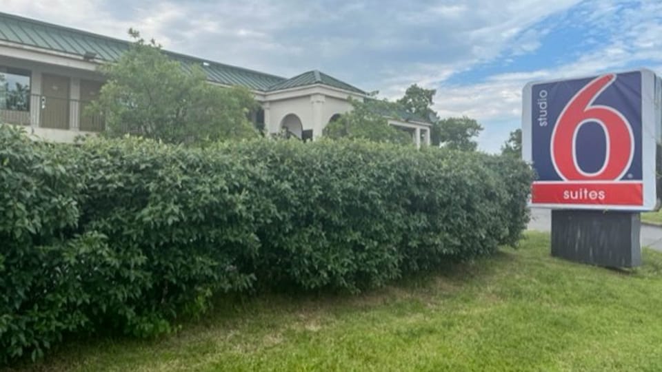 Studio 6 Suites Louisville, KY - Airport Expo Center, C40202, Louisville