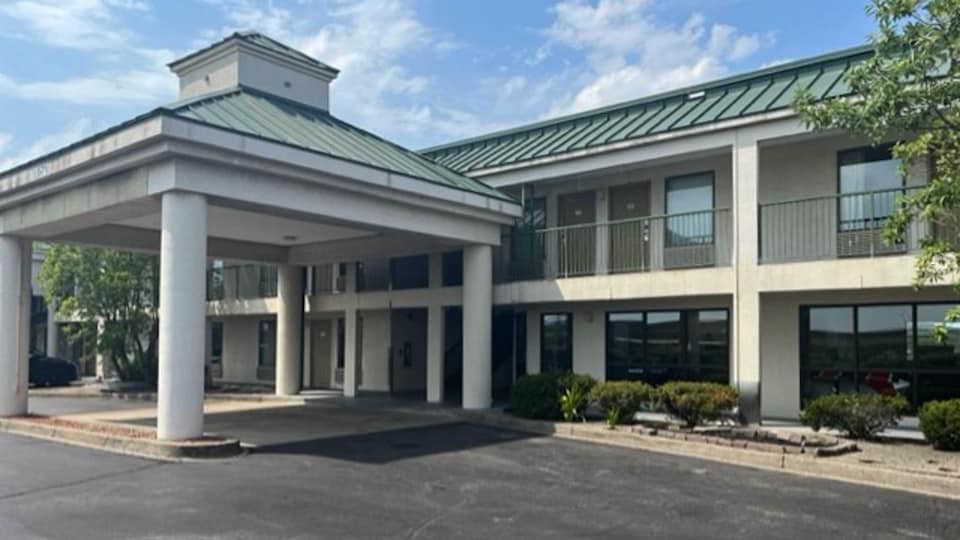 Studio 6 Suites Louisville, KY - Airport Expo Center, C40202, Louisville