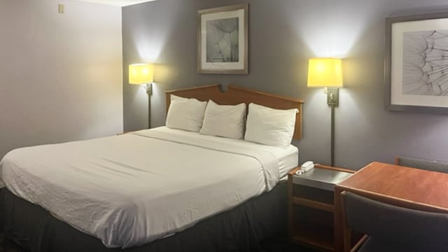 1 King Bed | Non-Smoking, Micfridge