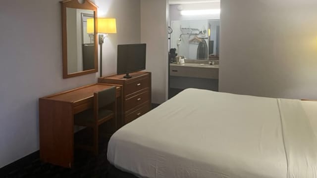 1 Queen Bed | Mobil Access Tub Nsmk Micfridg