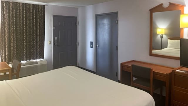 1 King Bed | Mobil Access Tub Nsmk Micfridg