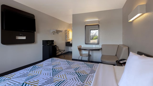 1 Queen Bed | Micfridge