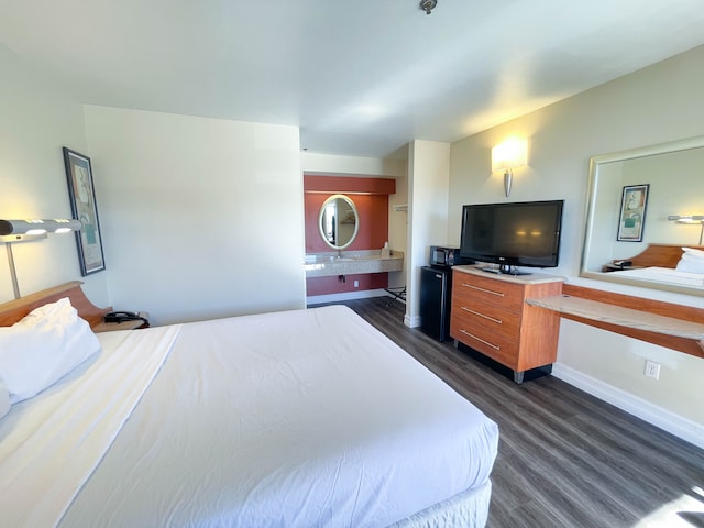 1 King Bed | Mobil Access Tub Nsmk Micfridg